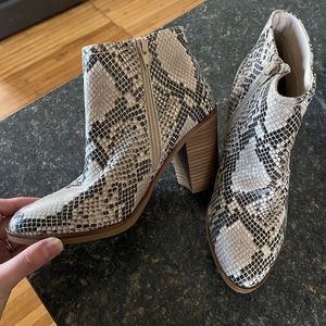 ALTAR’D STATE. Women’s booties.